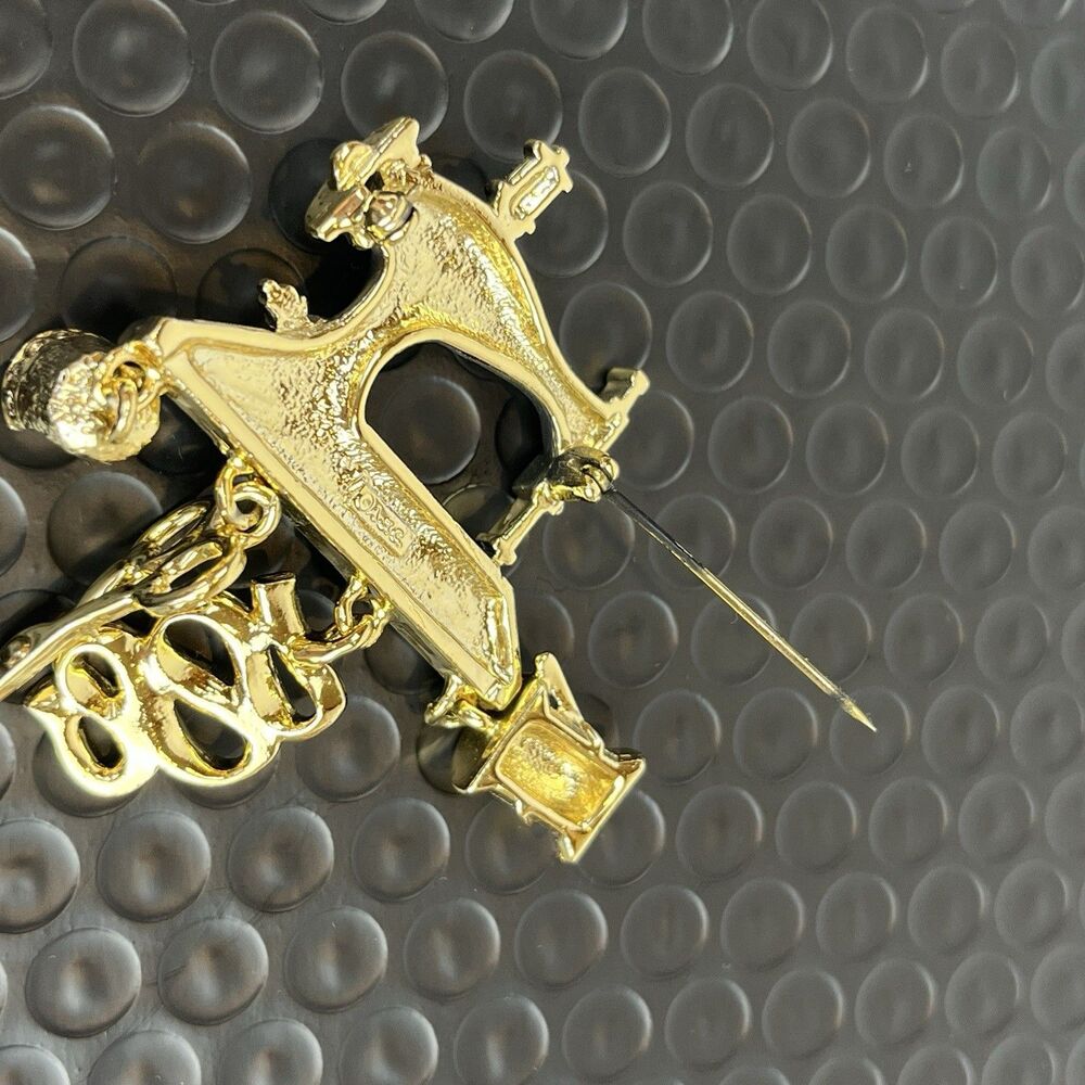 Vintage AJC Sewing Machine Brooch Pin Gold Tone Dangle Charms Scissors Thimble - Picture 7 of 8